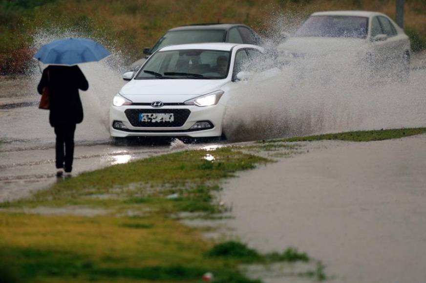 FOTOGRAFÍA. VALENCIA (ESPAÑA), 26.11.2020. Una persona se protegen de la intensa lluvia que cae sobre Valencia. Efe