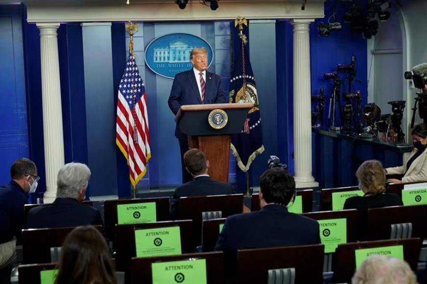 FOTOGRAFÍA. WASHINGTON (EEUU), 05.11.2020. El presidente de Estados Unidos, Donald J. Trump, habla en conferencia de prensa en la Casa Blanca en Washington (EE.UU.). Efe