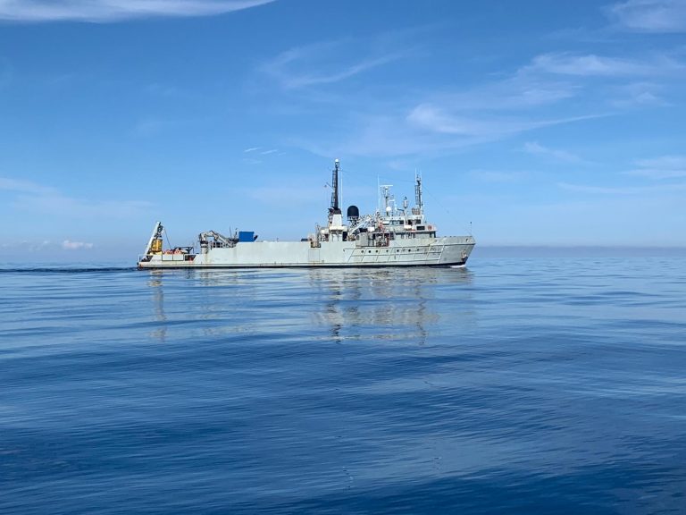FOTOGRAFÍA. BARCELONA (ESPAÑA), 10.11.2020.  Vista de un buque de la Armada Española en el Delta del Ebro. La Armada Española localiza e identifica la avioneta siniestrada en aguas próximas al Delta del Ebro. Lasvocesdelpueblo (Ñ Pueblo) 