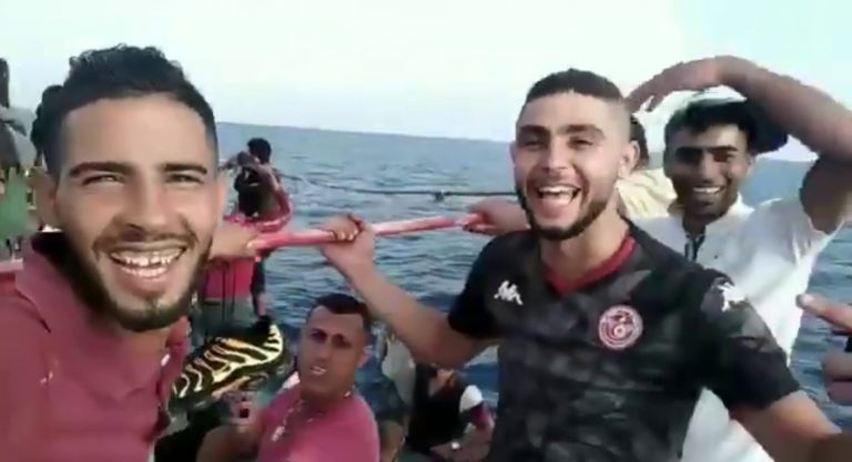 FOTOGRAFÍA. AGUAS ESPAÑOLAS (ESPAÑA), NOVIEMBRE DE 2020. VOX pregunta a los vecinos sobre el reparte de ilegales. Vista del ambiente festivo en una patera de los inmigrantes ilegales magrebíes durante su viaje a España. Lasvocesdelpueblo (Ñ Pueblo)