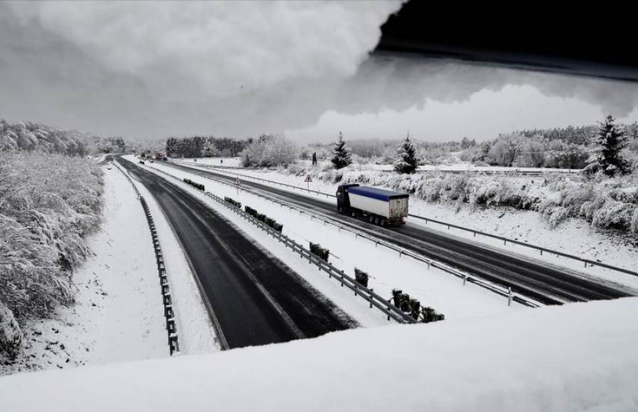 FOTOGRAFÍA. AUTOPISTA (A-6) DE LUGO (ESPAÑA), 04.12.2020. Un camión circula por la A-6, en un paisaje nevado en Lugo este viernes, 4 de diciembre de 2020. Efe