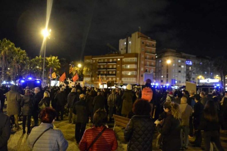 Clamor de varios centenares de vecinos contra los 294 cortes separatistas de la Avd. Meridiana de Barcelona 