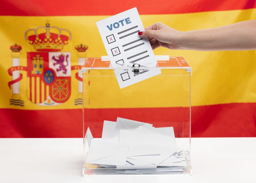 FOTOGRAFÍA. AÑO 2019. Boletín de votación y recuadro sobre fondo de bandera española. Imagen creada por Freepik. (Ñ Pueblo)