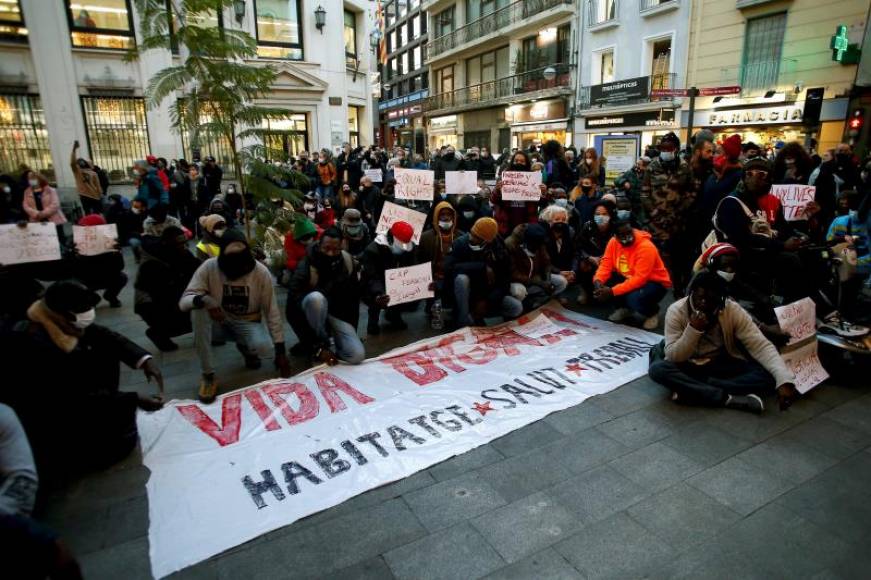 FOTOGRAFÍA. BADALONA (ESPAÑA), 10.12.2020. Varias decenas de personas, entre ellas algunos de los supervivientes del incendio de la nave incendiada en Badalona. Efe
