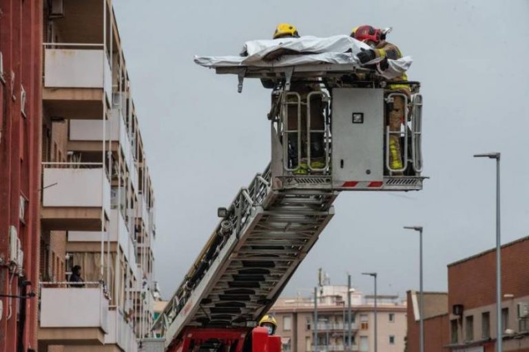 No se descarta que haya más cadáveres de inmigrantes ilegales en la nava incendiada de Badalona (Cataluña)