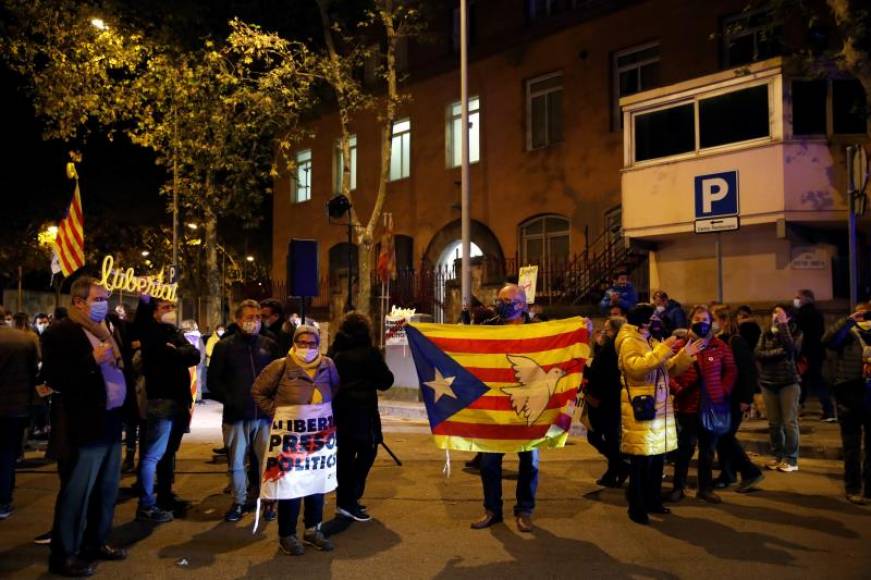 FOTOGRAFÍA. BARCELONA (ESPAÑA), 04.12.2020. Varias personas se manifiestan este viernes en contra de la sentencia del Tribunal Supremo de suspender el tercer grado. Efe