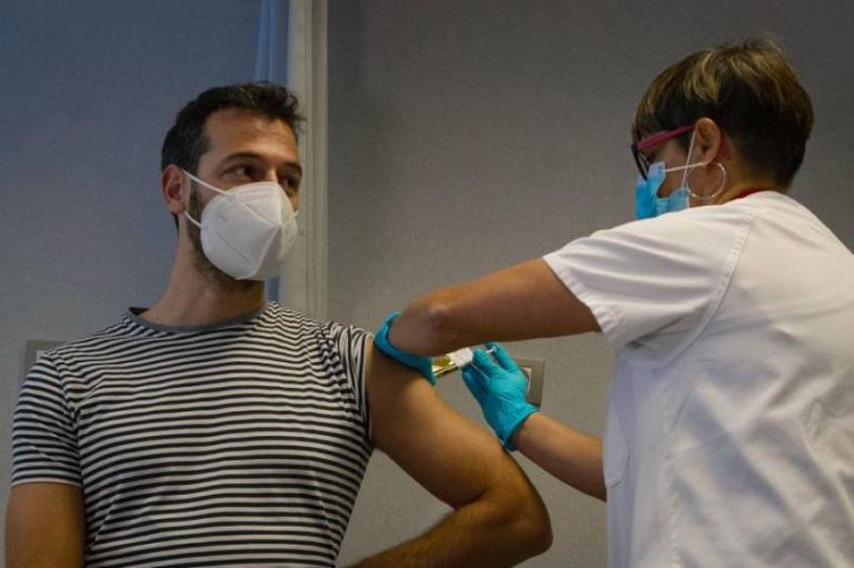 Marc Corbacho, primer voluntario en España al que se le administró la vacuna contra covid 19 este 17 de diciembre de 2020