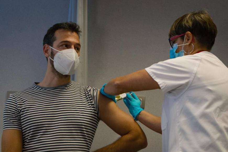 FOTOGRAFÍA. BARCELONA (ESPAÑA), 17.12.2020. Marc ha sido el primer voluntario en España al que se le administró hoy la primera dosis de la vacuna de Janssen. Efe