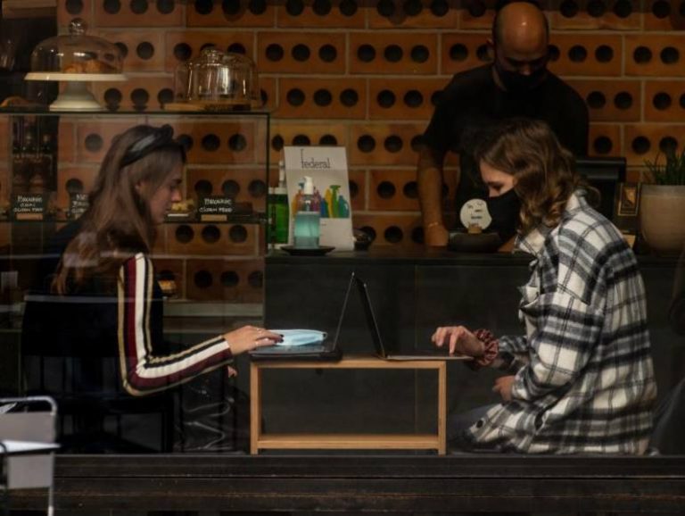 Los restaurante abrirán solo en las horas de las comidas en Cataluña y restricciones de libertades en Navidad