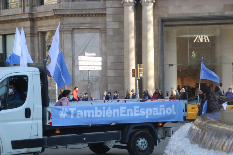Cataluña desde las calles al Gobierno Sánchez e Iglesias: «También en español (castellano)»