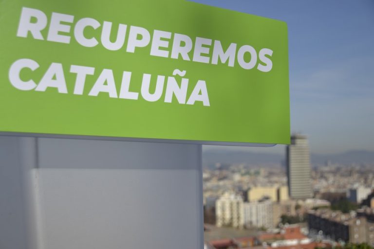 FOTOGRAFÍA. BARCELONA (ESPAÑA), 22.12.2020. El candidato de la Voz de los Españoles (VOX) a la presidencia de la Generalidad de Cataluña el 14F, Ignacio garriga Vas, arropado por el presidente de la formación verde, Santiago Abascal Conde, ha presentado este mediodía en Barcelona el lema de campaña del 14F de VOX «Recuperemos Cataluña» y el programa electoral. Imagen Carlos Cortizo Casanova-Lasvocesdelpueblo (Ñ Pueblo)