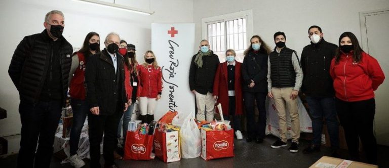 Carrizosa (Cs) entrega regalos a la ONG de los inmigrantes ilegales (Cruz Roja) en Barcelona