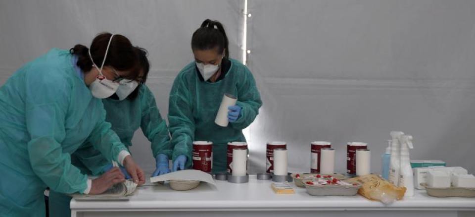 FOTOGRAFÍA. BILBAO (ESPAÑA), 23.12.2020. Enfermeras del hospital de Basurto, en Bilbao preparan pruebas de detección de coronavirus. Efe