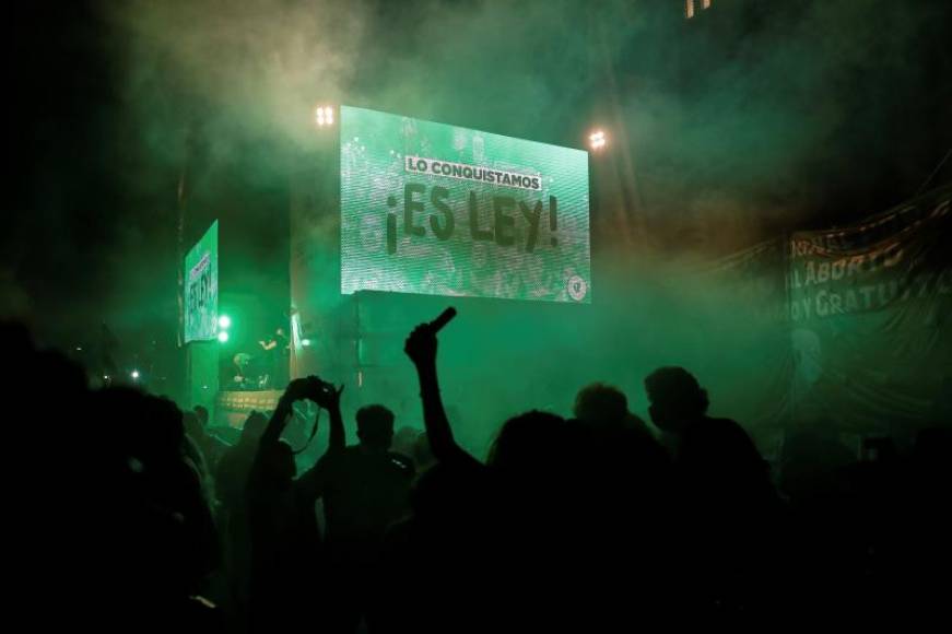FOTOGRAFÍA. BUENAS AIRES (ARGENTINA), 30.12.2020. Cientos de miles de feministas argentinos festejan la legalización de los asesinatos de bebés (nasciturus) en el país. Efe