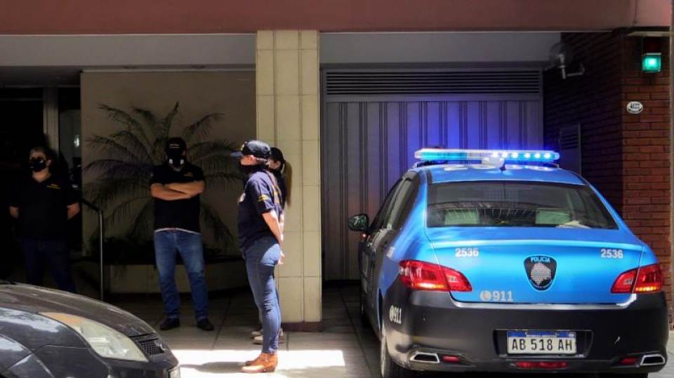 FOTOGRAFÍA. BUENOS AIRES (ARGENTINA), 01.12.2020. Policías llevan a cabo un operativo ante el consultorio de Agustina Cosachov, la psiquiatra de Diego Armando Maradona. Efe