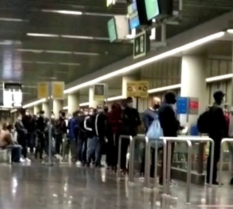 El Gobierno traslada a los inmigrantes ilegales de Canarias a la Península «sin Test PCR» del covid 19