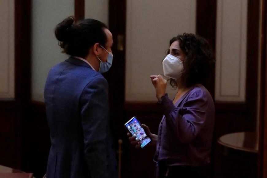 FOTOGRAFÍA. CONGRESO DE LOS DIPUTADOS (MADRID) ESPAÑA, 16.12.2020. La ministra de Hacienda, María Jesús Montero, conversa con el vicepresidente segundo, Pablo Iglesias.Efe