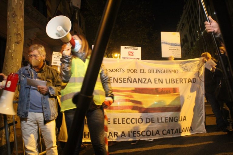 La izquierda protesta en Cataluña contra la Ley Celaá a gritos de «viva España» y «viva el español» 