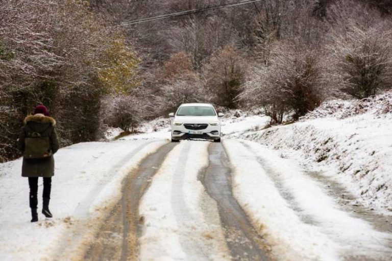 La nieve dificulta el tráfico en España