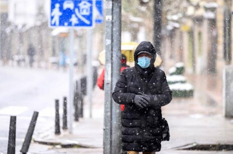 FOTOGRAFÍA. ESPAÑA, 03.12.2020. Este jueves un frente frío penetrará por Galicia y el Cantábrico, con lluvias que se irán trasladando hacia el resto del país acompañadas de vientos fuertes del oeste y de temperaturas en descenso, en una cota de nieve entre 500-900 metros en áreas de montaña. Efe 