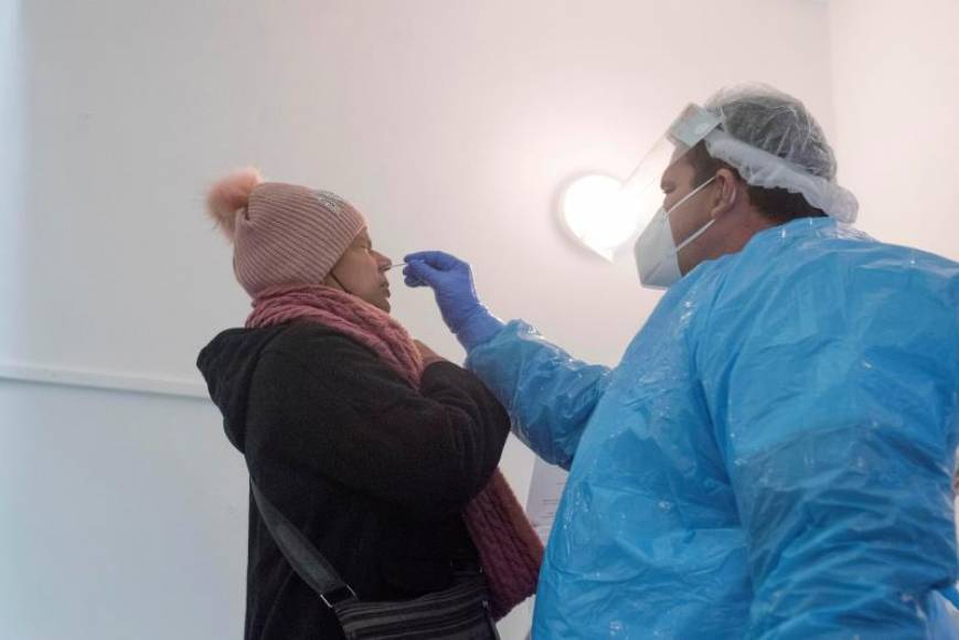 FOTOGRAFÍA. ESPAÑA, 21.12.2020. Personal sanitario realiza pruebas para la detección de coronavirus. Efe