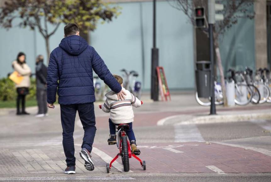 FOTOGRAFÍA. ESPAÑA, AÑO 2020. Un niño acompañado por su padre pasea con la bici. Efe