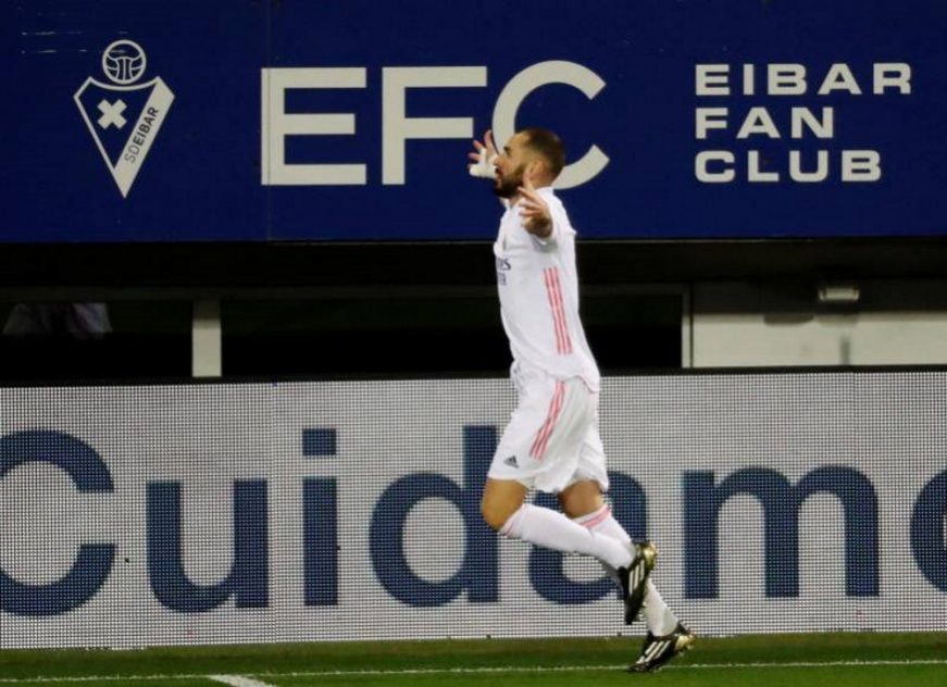 FOTOGRAFÍA. ESTADIO IPURUA DE EIBAR (GUSPÚSCOA) ESPAÑA, 20.12.2020. El delantero del Real Madrid Karim Benzema celebra tras marcar ante el Eibar. Efe