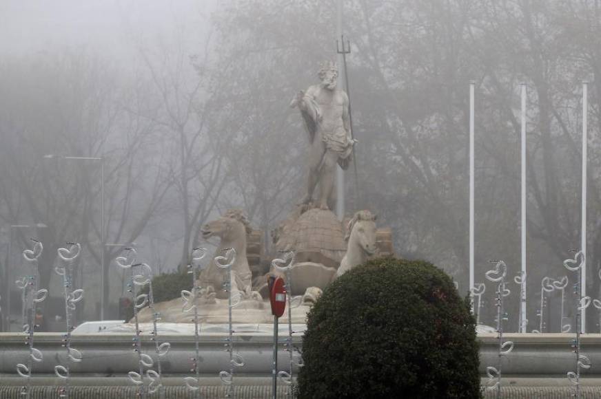 FOTOGRAFÍA. FUENTE NEPTURNO DE MADRID (MADRID) ESPAÑA, 23.12.2020. Vista de la niebla a la altura de la fuente de Neptuno en Madrid. Efe