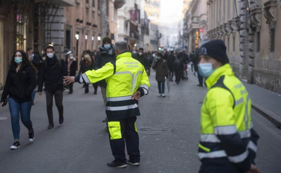 FOTOGRAFÍA. ITALIA, 23.12.2020. Agentes sanitarias piden a los italianos mantener la distancia social (de seguridad). Efe