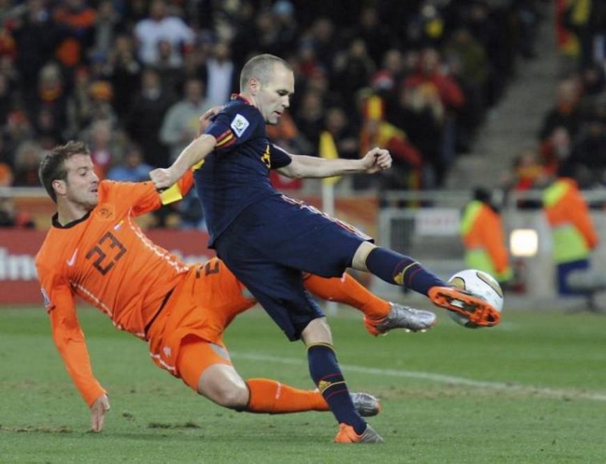 FOTOGRAFÍA. JOHANESBURGO (SUDÁFRICA), 2010. Andrés Iniesta (d) marca el gol ante el defensor holandés Rafael van der Vaart (i) que convirtió España en el campeón del mundo. Efe
