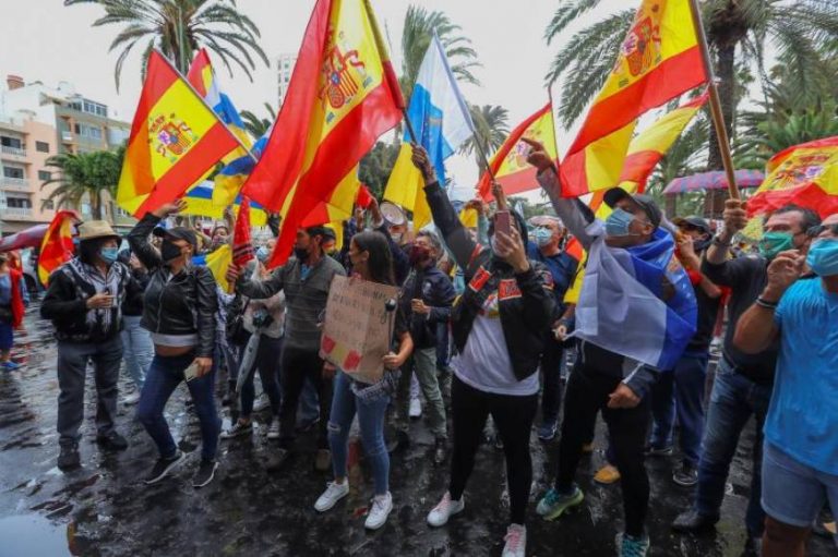 Miles de personas protestan contra la acogida de inmigrantes ilegales en hoteles de lujo en Canarias