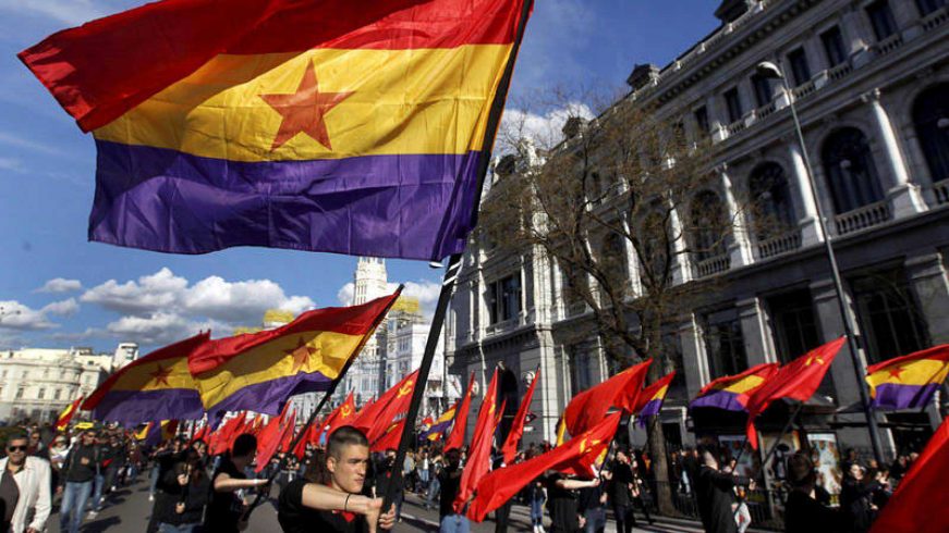 FOTOGRAFÍA. MADRID (ESPAÑA), 14.04.2018. Varias personas portan banderas del ultraizquierda republicanas y comunistas del martillo y la hoz de la antigua Unión soviética (URSS). Efe