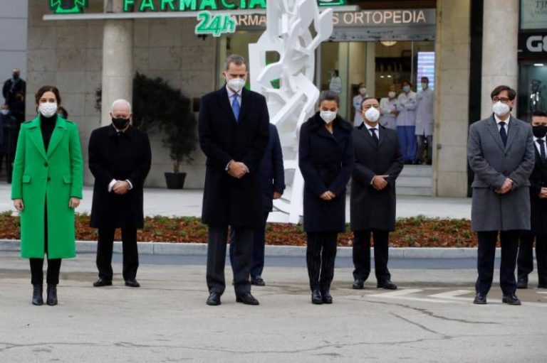 «Salvador Illa, asesino, sinvergüenza, nos habéis mentido a todos, fuera de la foto, dimisión»
