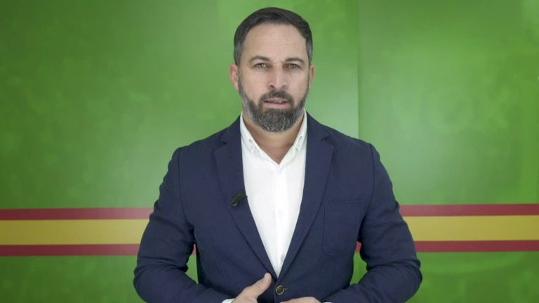Abascal a Sánchez: «80.000 españoles (muertos) olvidados y escondidos ya no pueden oír sus mentiras»