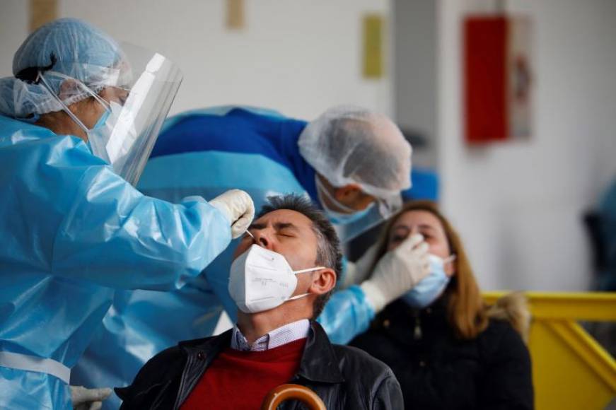FOTOGRAFÍA. MONTILLA (CÓRDOBA) ESPAÑA, 29.12.2020. Personal sanitario realiza test de cribado masivo a la población de la localidad cordobesa de Montilla. Efe