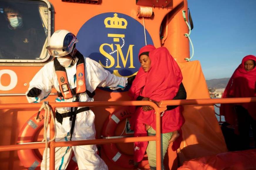 FOTOGRAFÍA. MORTIL (ESPAÑA), 21.12.2020. Llegada al puerto de Motril de decenas de inmigrantes subsaharianos.. Efe