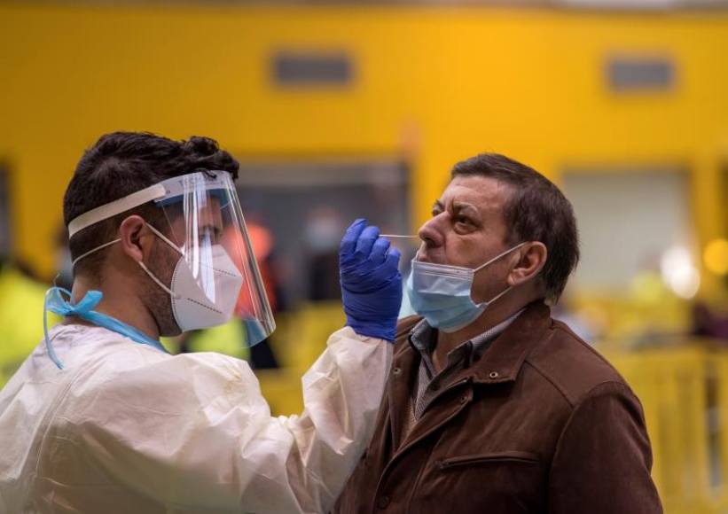 FOTOGRAFÍA. PALMA DE MALLORCA (ESPAÑA), 28.12.2020. Un hombre se somete a las pruebas de coronavirus en el cribado poblacional organizado por la Consejería de Salud. Efe