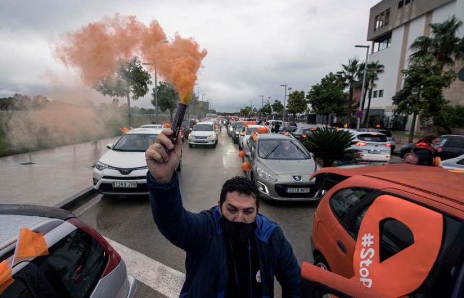 FOTOGRAFÍA. PALMA (ESPAÑA), 05.12.2020. Manifestación en coche este sábado por las calles de Palma a favor de la pluralidad educativa y contra la 'Ley Celaá'. Efe