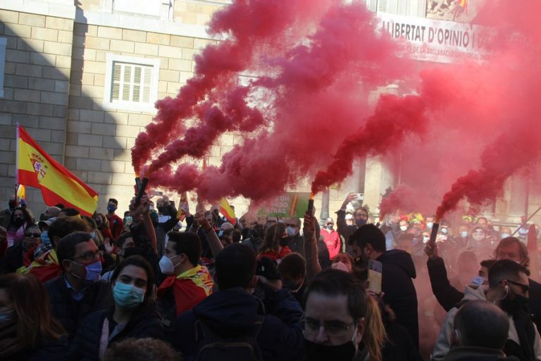 VOX se rodea de catalanes ante el ataque de la Constitución por Sánchez y Pablo Iglesias