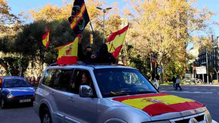 Una caravana recorre las calles de Barcelona (Cataluña) en defensa de la Constitución Española