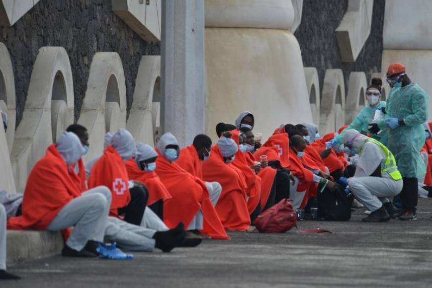 FOTOGRAFÍA. PUERTO DE LA RESTINGA 8EL HIERO) ESPAÑA, 13.12.2020. Vista de algunos de los 49 inmigrantes ilegales, que han llegado a la isla de El Hierro (España) este domingo. Efe