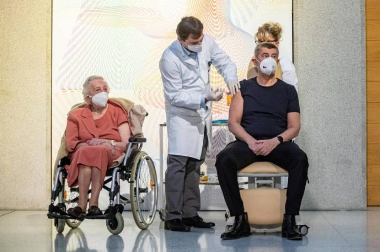 Primer ministro de República Checa, uno de los primeros vacunados