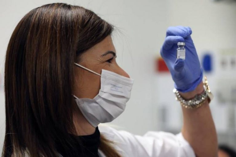 Primeros vacunados contra el covid 19 en España, una persona mayor y trabajador de la Residencia de mayores Los Olmos