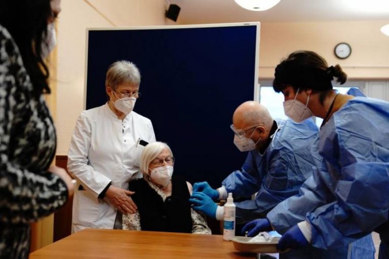Ancianos, primeros vacunados en Alemania
