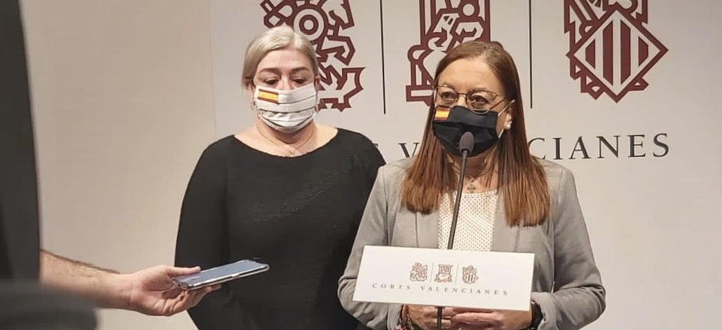 FOTOGRAFÍA. VALENCIA (ESPAÑA), 16.12.2020. La portavoz adjunta del Grupo Parlamentario VOX Comunidad Valenciana, Llanos Massó (d). Ñ Pueblo