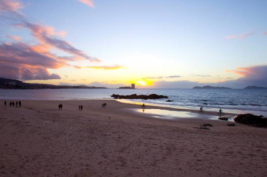 FOTOGRAFÍA. VIGO (ESPAÑA), 11.12.2020. Varias personas caminan por la playa de Samil en Vigo.. Efe