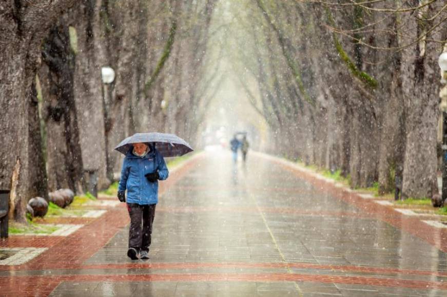 FOTOGRAFÍA. VITORIA (LAS VASCONGADAS) ESPAÑA, 31.12.2020. Un hombre pasea bajo la nieve por una avenida de Vitoria (las Vascongadas) España. Efe