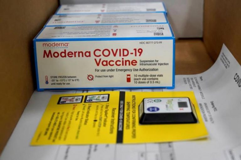 Cajas repletas con vacunas de Moderna contra covid 19 salen con destino a hospitales de EEUU