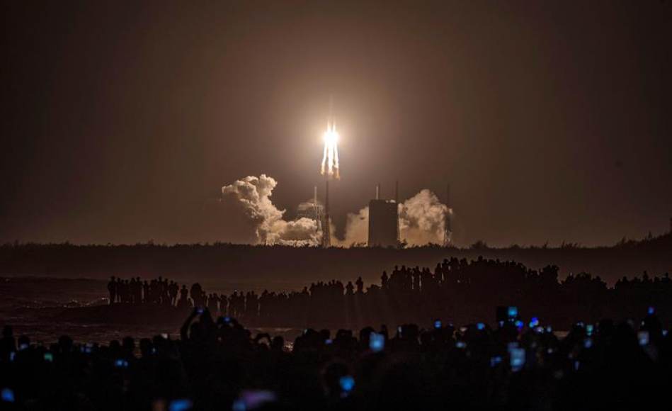 FOTOGRAFÍA. WENCHANG 8CHINA), 02.12.2020. Lanzamiento de la sonda espacial Chang'e-5 en Wenchang, China, este martes. Efe