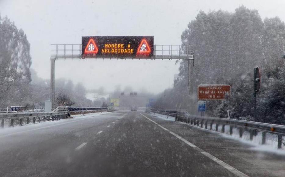 FOTOGRAFÍA. ABADÍN (LUGO) ESPAÑA, 05.01.2021. Vista del estado de la Autovía A-8 en Abadín (Lugo) este martes 5 de enero. Efe